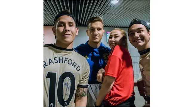 Dapat Tanda Tangan CR7, Begini 7 Momen Seru Adipati Dolken Saat Nonton ICCSG di Singapura