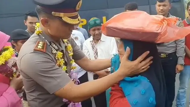 Viral, Kisah Anak Penjual Onde-onde Menangis di Upacara Pisah Kapolres