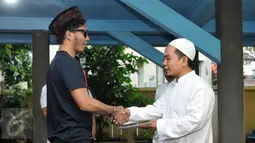  Slank memberikan sumbangan untuk sejumlah Panti Asuhan di Markas Slank Jalan Potlot, Jakarta, Rabu (24/6/2015). Slank akan segera meluncurkan single terbaru mereka berjudul “Halal” (Liputan6.com/Panji Diksana)
