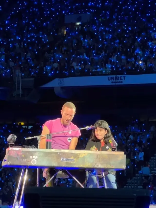 Penggemar Asal Indonesia Diajak Chris Martin Naik ke Panggung Konser Coldplay di Denmark: Greatest Day in My Life