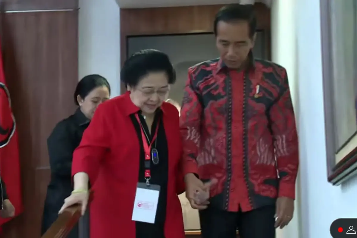 Momen Jokowi Gandeng Tangan Megawati saat Rakernas III PDIP