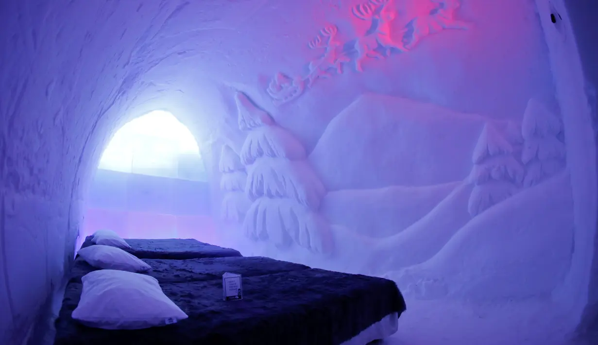 Dekorasi yang diukir di dinding kamar hotel di Snowman world, Desa Sinterklas atau Santa Claus Village, Finlandia, 15 Desember 2016. Setiap tahunnya, desa yang mendapat julukan Desa Sinterklas ini ramai oleh wisatawan. (REUTERS/Pawel Kopczynski)