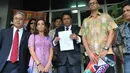 Dalam keterangannya yang disampaikan usai melapor ke SPK, Hotman melaporkan orangtua siswa tersebut dengan tuduhan fitnah dan pencemaran nama baik (Liputan6.com/ Johan Tallo)  