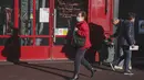 Seorang perempuan yang memakai masker berjalan melewati sebuah restoran yang tutup di Saint Germain en Laye, barat Paris, Rabu (18/11/2020). Prancis telah melampaui 2 juta kasus virus corona COVID-19 yang dikonfirmasi, total tertinggi keempat di dunia. (AP Photo/Michel Euler)