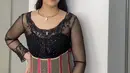 Aaliyah memilih tampil mengenakan kebaya panjang hitam semi transparan pada lengan. Dengan aksen payet di bagian depan. [@aaliyah.massaid]