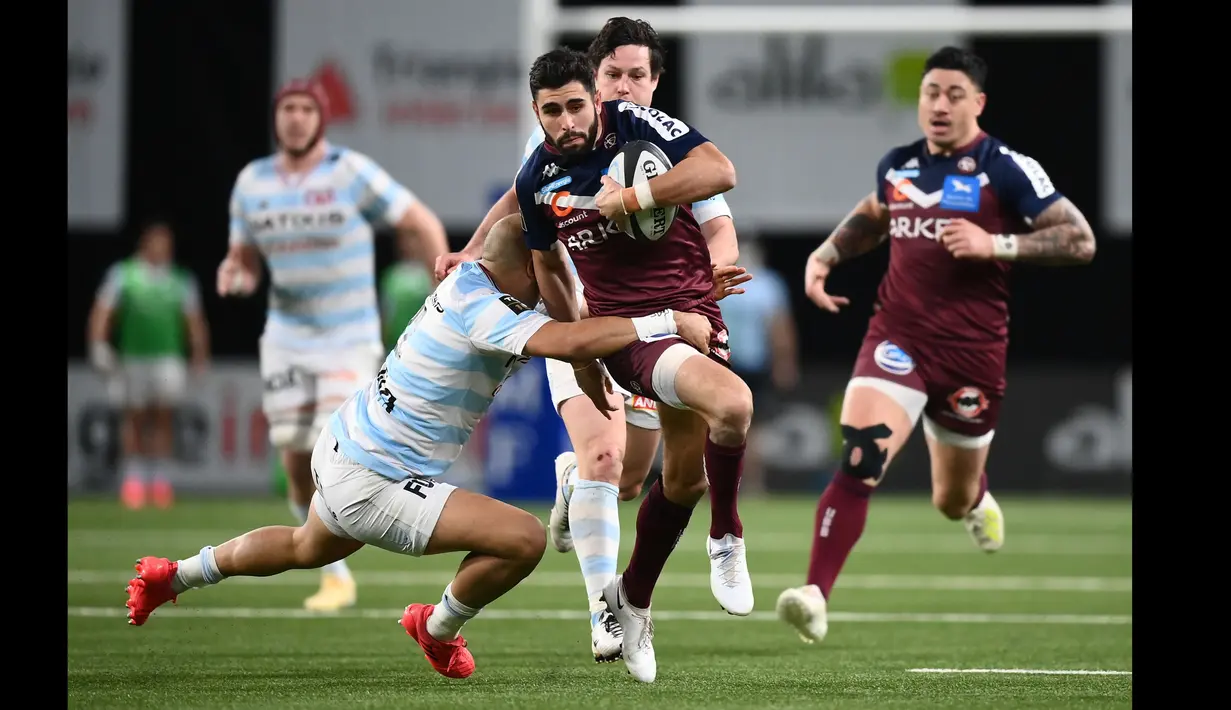 Pemain Bordeaux-Begles, Romain Buros (tengah) mendapat perlawanan dari pemain Racing92 dalam pertandingan rugby di Paris. (Foto: AFP/Franck Fife)