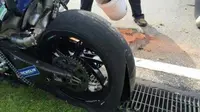 Kondisi ban Michelin di motor Loris Baz seusai kecelakaan parah saat tes pramusim di Sirkuit Sepang, Malaysia, Selasa (2/2016). (Mundo Deportivo)