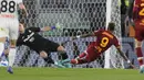 Pemain Roma Tammy Abraham mencetak gol ke gawang Atalanta pada pertandingan sepak bola Liga Italia di Olympic Stadium, Roma, Italia, 5 Maret 2022. Roma menang 1-0. (AP Photo/Andrew Medichini)