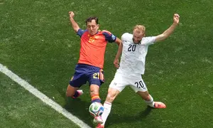 Pemain Spanyol Mikel Oyarzabal  berebut bola dengan pemain Austria  Konrad Laimer selama pertandingan sepak bola babak 32 besar Piala Dunia antara Spanyol dan Austria di Inglewood, California, dekat Los Angeles, Kamis, (02/07/2026). (AP Photo/Marcio J. Sanchez)