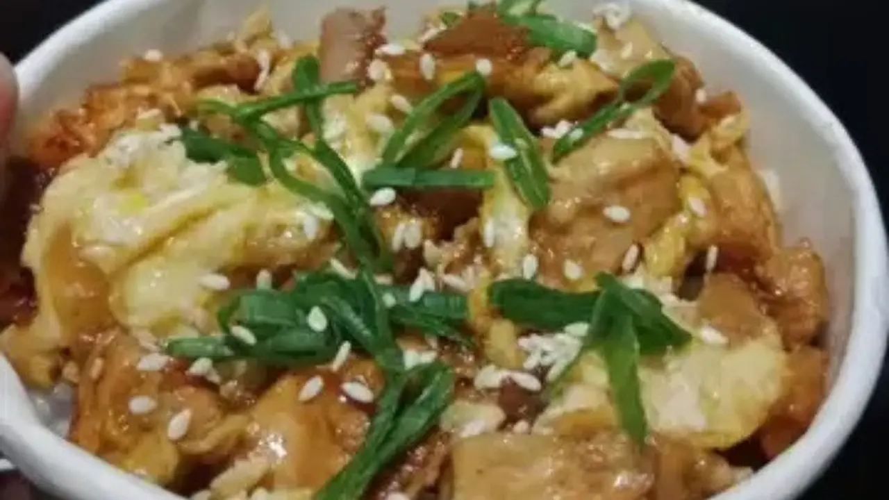 Resep oyakodon sebagai menu sahur puasa Ramadhan. (dok. Cookpad @tienovia_16)