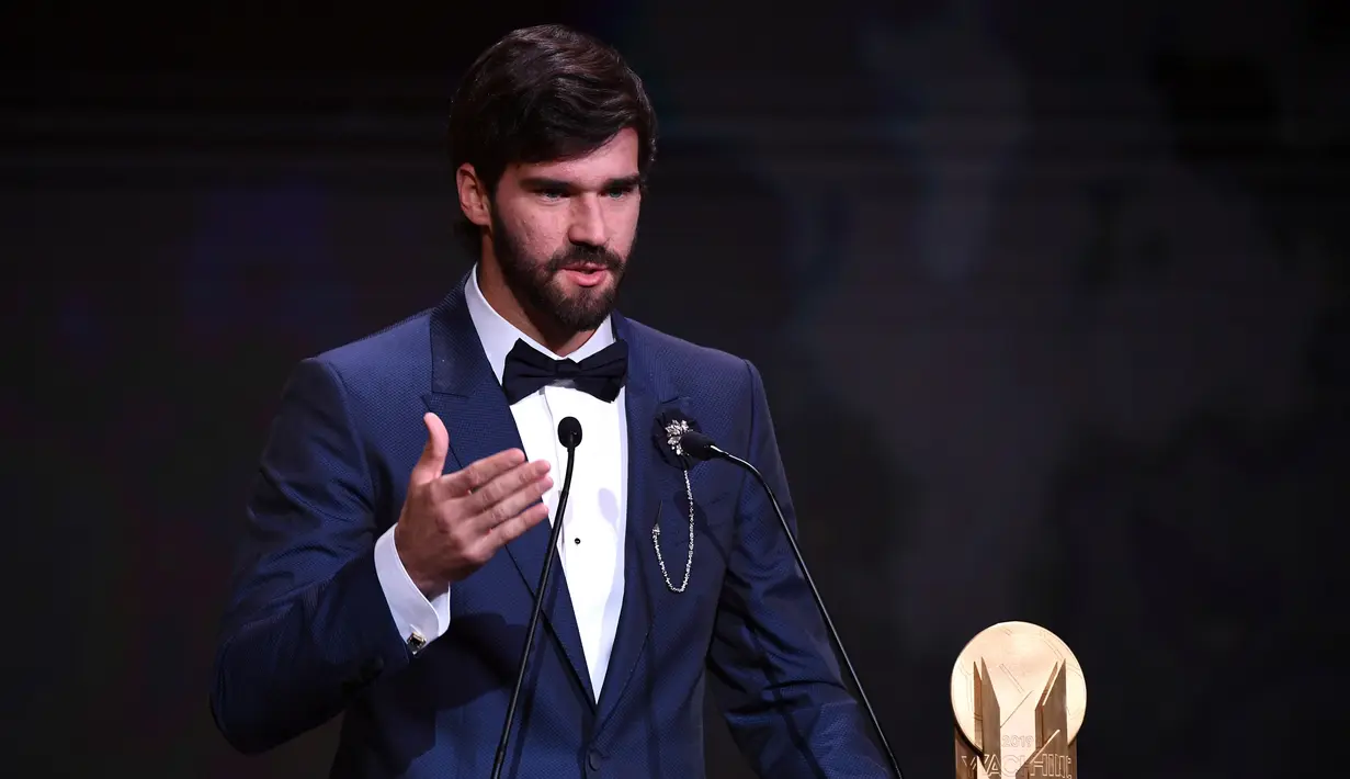 Kiper Liverpool Alisson Becker memberi sambutan saat meraih piala Yachine Trophy dalam malam penghargaan Ballon d'Or 2019 di Chatelet Theatre, Paris, Prancis, Senin (2/12/2019). Alisson diakui sebagai kiper pria terbaik di dunia oleh France Football Magazine. (FRANCK FIFE/AFP)