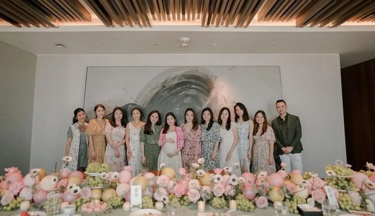 <p>Tak hanya hidangan spesial dari chef, Valencia juga mendapat kue tart spesial. Ia pun terlihat bahagia lantaran disayang oleh sahabat dan keluarganya. [Foto: instagram.com/valenciatanoe]</p>