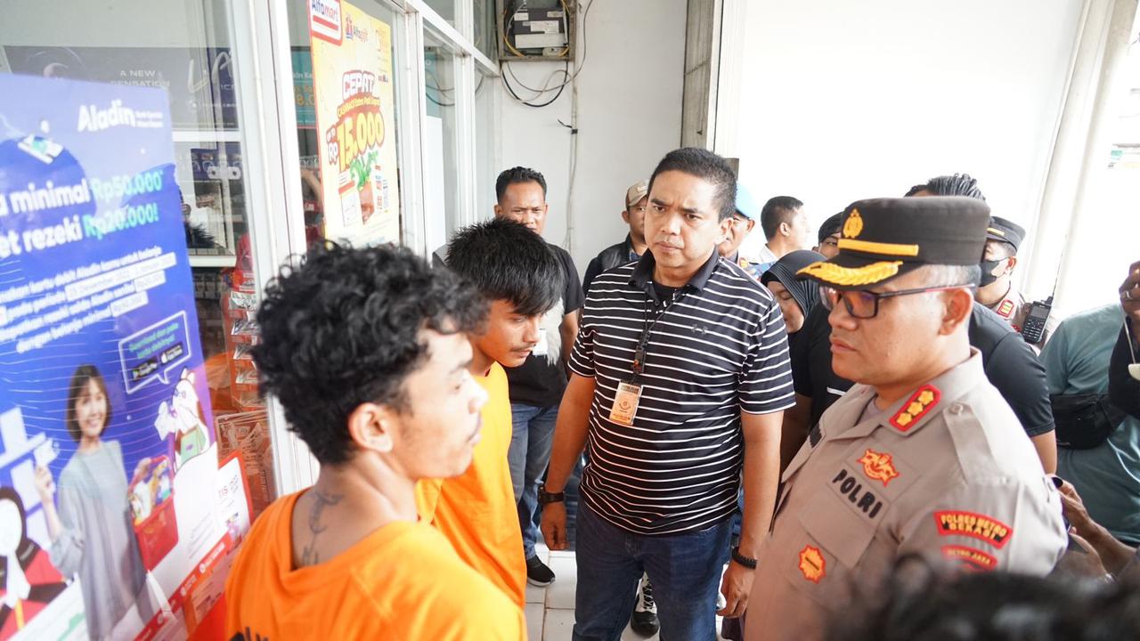 Polisi mengamankan dua orang spesialis perampok minimarket di Kabupaten Bekasi, Jawa Barat, Senin 5 Desember 2022.