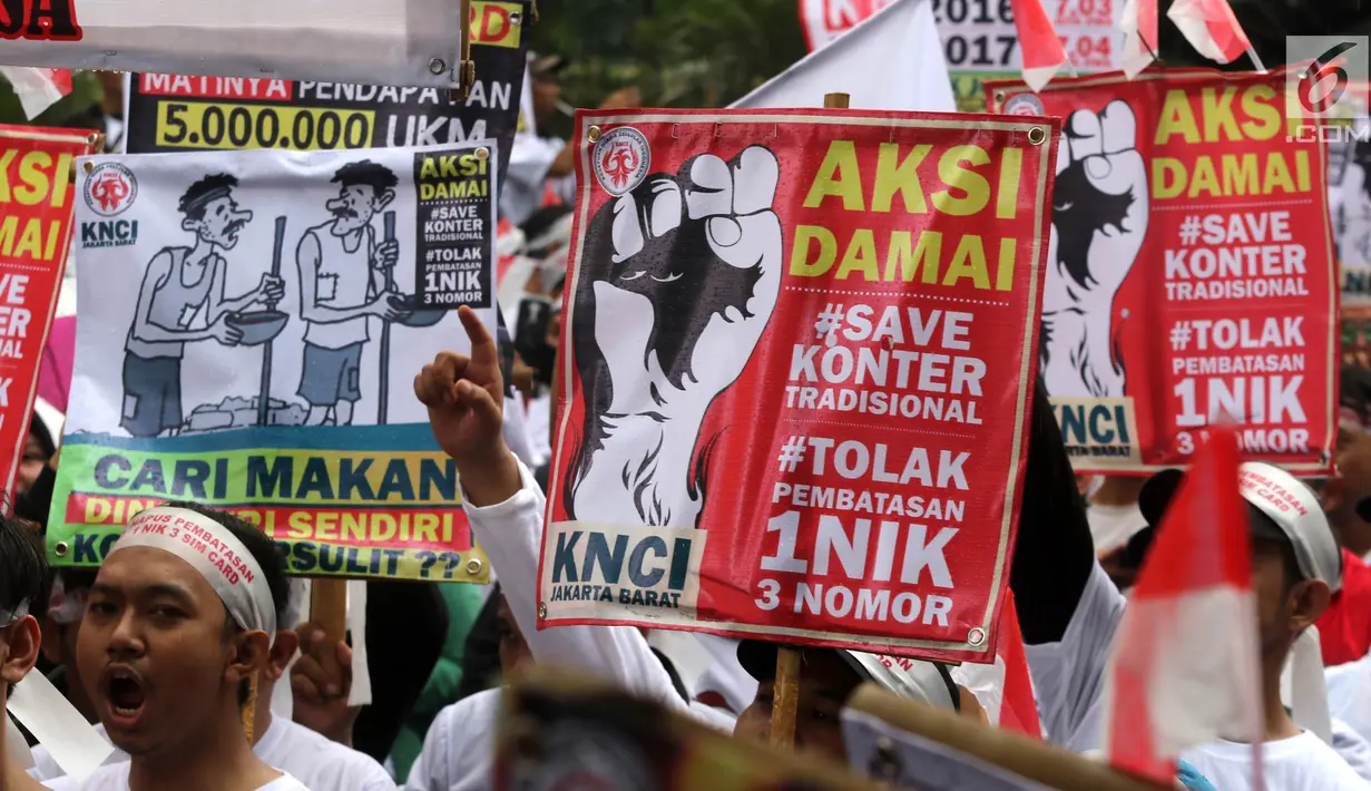 Pedagang pulsa membawa sejumlah spanduk saat menggeruduk Kantor Kementerian Komunikasi dan Informasi (Kemenkominfo), Jakarta, Senin (2/4). Mereka tergabung dalam Kesatuan Niaga Celluler Indonesia (KNCI). (Liputan6.com/Arya Manggala)