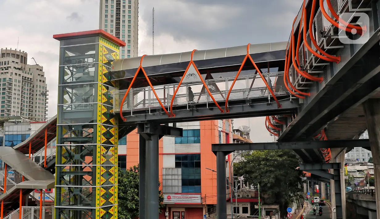 Pemandangan Skybridge Kebayoran Lama, Jakarta Selatan, Kamis (26/1/2023). Pemprov DKI Jakarta akan meresmikan Skybridge Kebayoran Lama yang akan menghubungkan Halte Transjakarta Velbak ke Stasiun Kebayoran Lama. (Liputan6.com/Angga Yuniar)