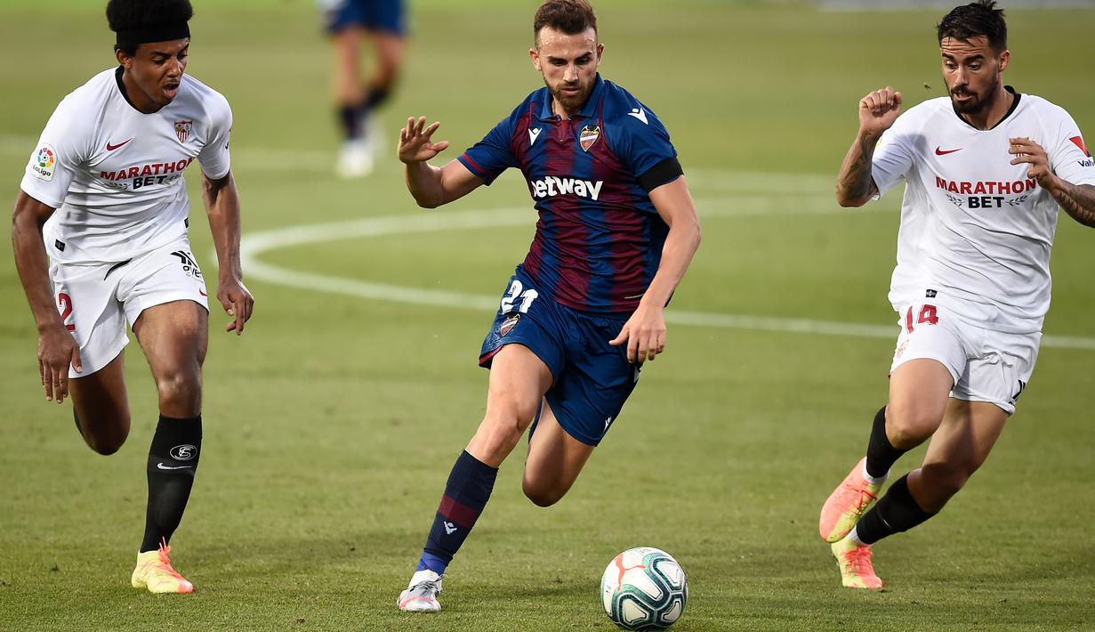 Penyerang Levante, Borja Mayoral, menggiring bola saat melawan Sevilla pada laga La Liga di Estadio Camilo Cano, Selasa (16/6/2020). Kedua tim bermain imbang 1-1. (AFP/Jose Jordan)
