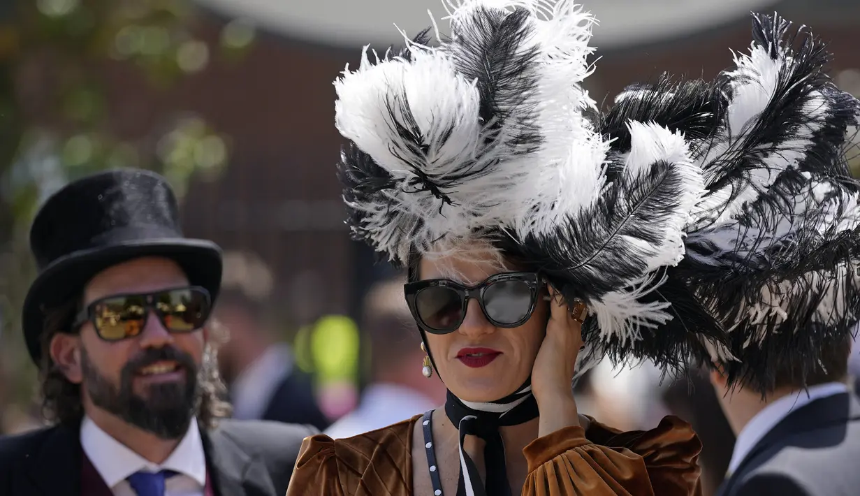 Penonton menghadiri hari keempat pertemuan pacuan kuda Royal Ascot di Ascot Racecourse, Ascot, Inggris, 17 Juni 2022. (AP Photo/Alastair Grant)
