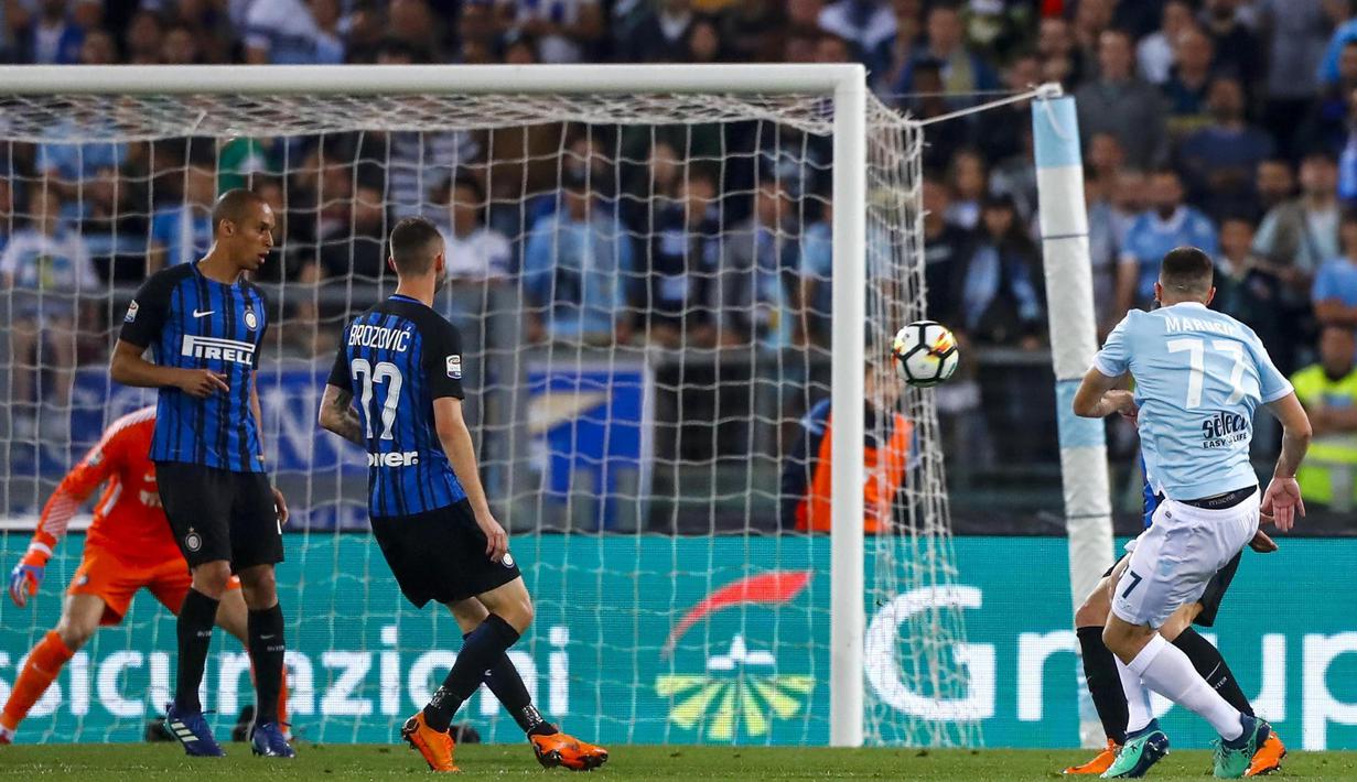 Proses terjadinya gol gelandang Lazio, Adam Marusic, ke gawang Inter Milan pada laga Serie A Italia di Stadion Olimpico, Roma, Minggu (20/5/2018). Lazio kalah 2-3 dari Inter. (AP/Angelo Carconi)