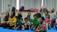 Saat asisten rumah tangga tak ada di libur Lebaran, para karyawan di PT Amerta Indah Otsuka Jakarta tak perlu pusing. Tersedia fasilitas day care di kantor. 