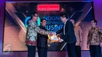 Perwakilan dari Emtek, Iwan Triono menerima penghargaan di Hotel Pullman, Jakarta, Jumat (24/2). Emtek mendapat penghargaan The Winner of Indonesia Most Innovative Business Award 2017 Category Advertising, Printing, and Media.(Liputan6.com/Gempur M Surya)