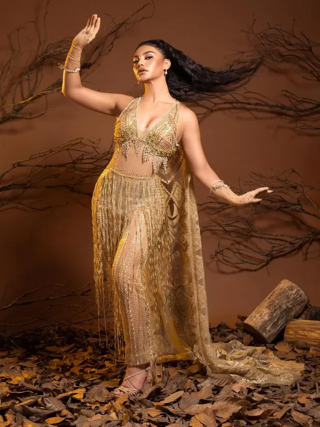 Gaya Pemotretan Terbaru Jihane Almira Chedid, Bernuansa Emas. (Sumber: Instagram/winstongomez)
