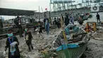 Anak-anak pesisir dan sukarelawan saat membersihkan sampah di Pemukiman Nelayan Manunggal, Cilincing, Jakarta Utara, Minggu (18/9/2022). Tumpukan sampah yang berserakan di kawasan pemukiman nelayan Manunggal, Cilincing menginisasi Kelas Jurnalis Cilik untuk membersihkan sampah dan mengedukasi kepada anak-anak pesisir serta masyarakat pentingnya menjaga kebersihan di lingkungan sekitar. (merdeka.com/Iqbal S. Nugroho)