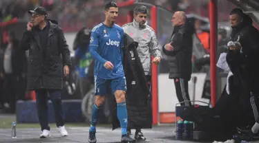 Penyerang Juventus, Cristiano Ronaldo berjalan menuju bangku cadangan selama pertandingan melawan Lokomotiv Moscow pada Grup D Liga Champions di stadion RZD Arena, Rusia (6/11/2019). Ronaldo diganti Paulo Dybala oleh pelatih Juventus, Maurizio Sarri pada menit ke-82. (AFP Photo/Kirill Kudryavtsev)