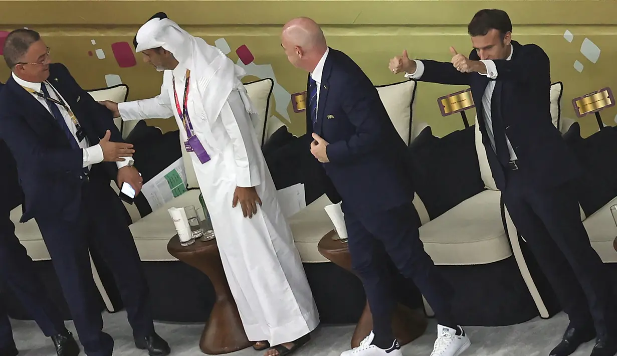 Presiden Prancis Emmanuel Macron (kanan) berselebrasi setelah Prancis memenangkan pertandingan melawan Maroko  pada semifinal Piala Dunia 2022 di Stadion Al Bayt di Al Khor, Qatar, Kamis (15/12/2022). Prancis berhasil melaju ke babak final setelah mengalahkan Maroko 2-0. (AFP/ Giuseppe Cacace)