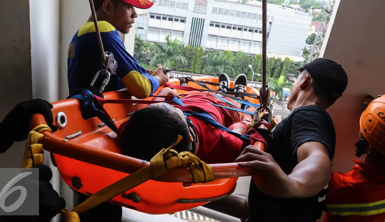 Petugas damkar mengevakuasi korban saat simulasi penanggulangan kebakaran di Senayan City, Jakarta, Kamis (2/6). Sebanyak 5 wilayah Dinas Penanggulangan Kebakaran dikerahkan dalam simulasi tersebut. (Liputan6.com/Fery Pradolo)