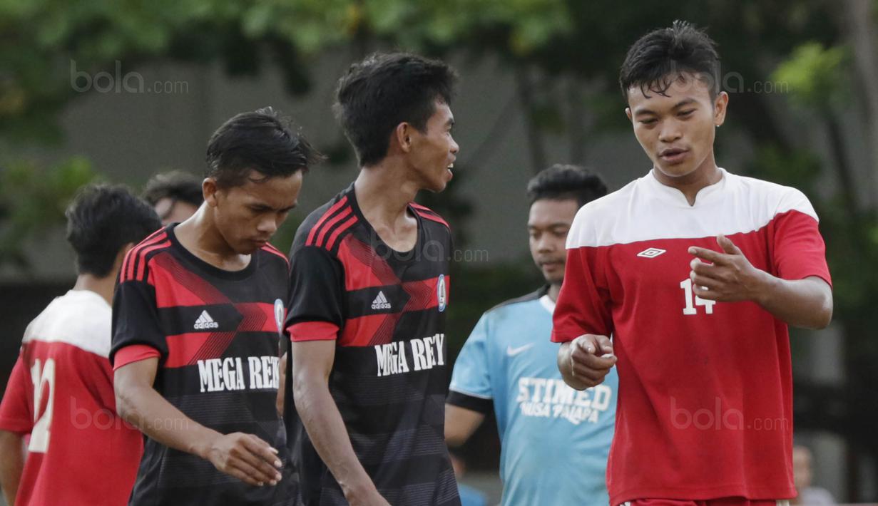 Pemain STIMED Nusa Palapa berbincang dengan pemain STKIP Mega Resky usai laga Torabika Campus Cup 2017 di Stadion UNM, Makassar, Kamis, (19/10/2017). STIMED Nusa Palapa menang adu penalti atas STKIP Mega Resky. (Bola.com/M Iqbal Ichsan)
