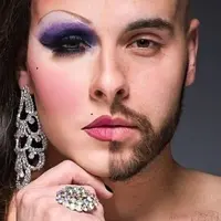 Ketika seorang pria bisa terlihat lebih cantik dari wanita, kok bisa ya?