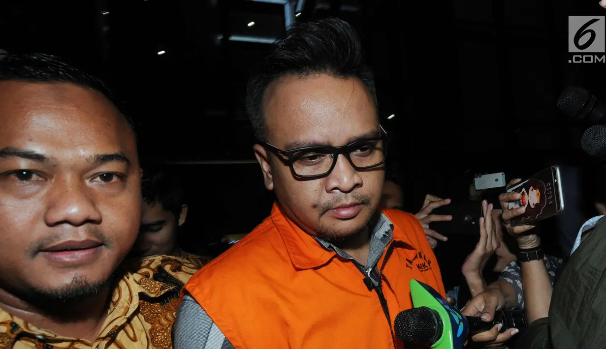 Keponakan Ketua DPR Setya Novanto, Irvanto Hendra Pambudi Cahyo Cahyo usai menjalani pemeriksaan perdana di KPK, Jakarta, Jumat (9/3). Irvanto ditahan untuk 20 hari di Rutan Guntur KPK," kata juru bicara KPK Febri Diansyah. (Liputan6.com/Dwi Narwoko)