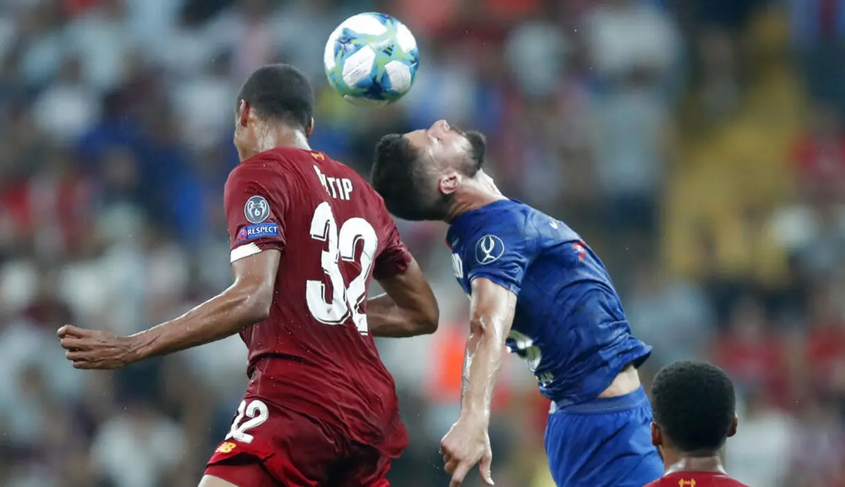 Bek Liverpool, Joel Matip, duel udara dengan striker Chelsea, Olivier Giroud, pada laga Piala Super Eropa 2019 di Stadion Vodafone Park, Istanbul, Rabu (4/8). Liverpool mengalahkan Chelsea lewat adu penalti dengan skor 5-4. (AP/Thanassis Stavrakis)
