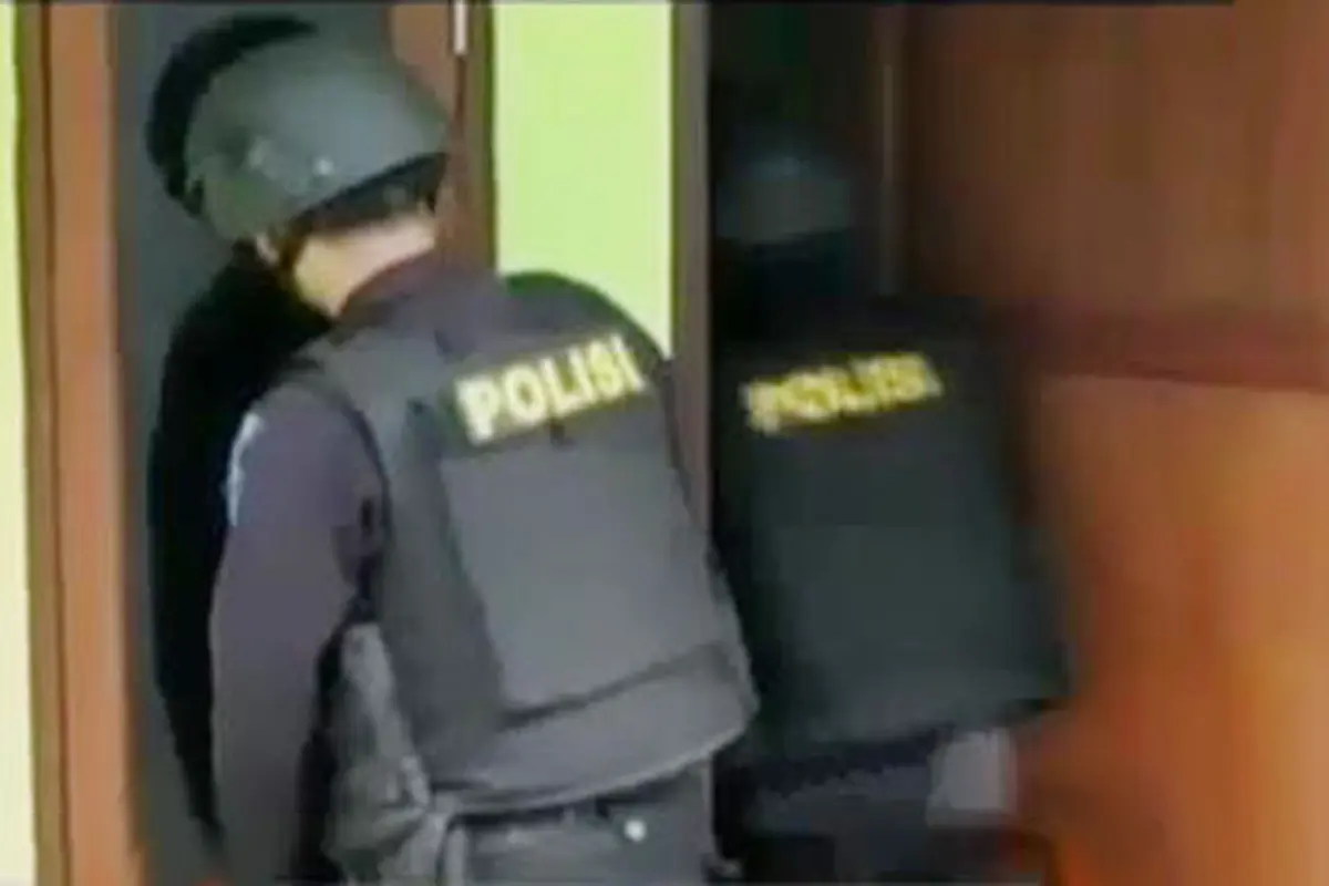 VIDEO: Polisi Geledah Rumah Teroris Thamrin di Bogor