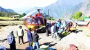Petugas menggotong jasad pendaki gunung tertua di dunia asal Nepal, Min Bahadur Sherchan, yang tewas di puncak Pegunungan Everest, Minggu (7/5). Dari hasil penyelidikan diketahui kakek 85 tahun itu meninggal akibat serangan jantung. (PRAKASH MATHEMA/AFP)