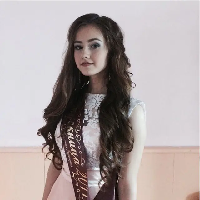 4 Gaya Menawan Vika Kolesnaya dalam Balutan Dress Brokat, Bikin Terpukau