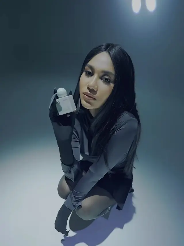 Tampilan Berbeda Azizah Salsha Jadi Bintang Iklan Parfum Milik Rachel Vennya. [@azizahsalsha_]