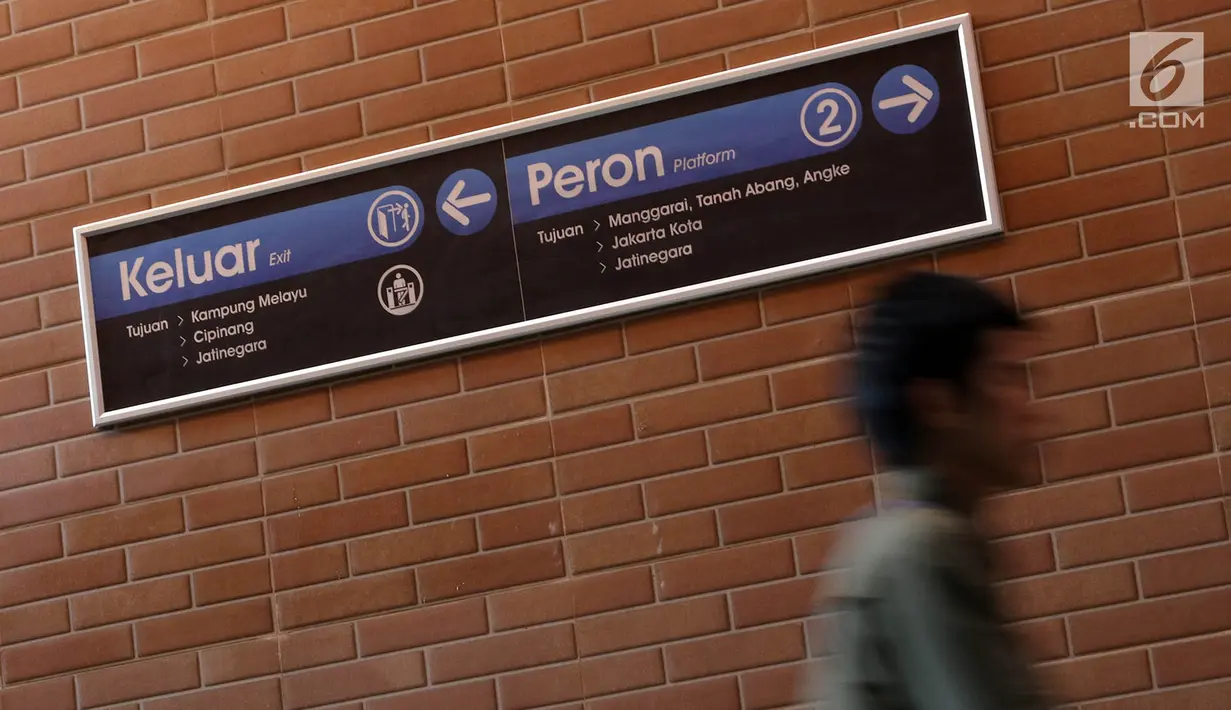 Penumpang commuter line melintasi jalan kolong atau underpass di Stasiun Tebet, Jakarta, Selasa (25/7). Underpass tersebut berfungsi sebagai jalur penyeberangan penumpang antar peron. (Liputan6.com/Immanuel Antonius)