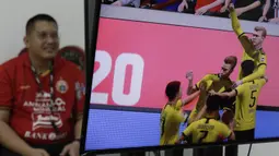 Ketua Umum The Jakmania, Diky Soemarno, saat bermain FIFA 20 di Kantor KLY, Gondangdia, Kamis (25/6/2020). Acara bertajuk BOLA Esports Challenge ini mempertemukan pemain Persija dengan The Jakmania pada pertandingan  FIFA 20. (Bola.com/M Iqbal Ichsan)