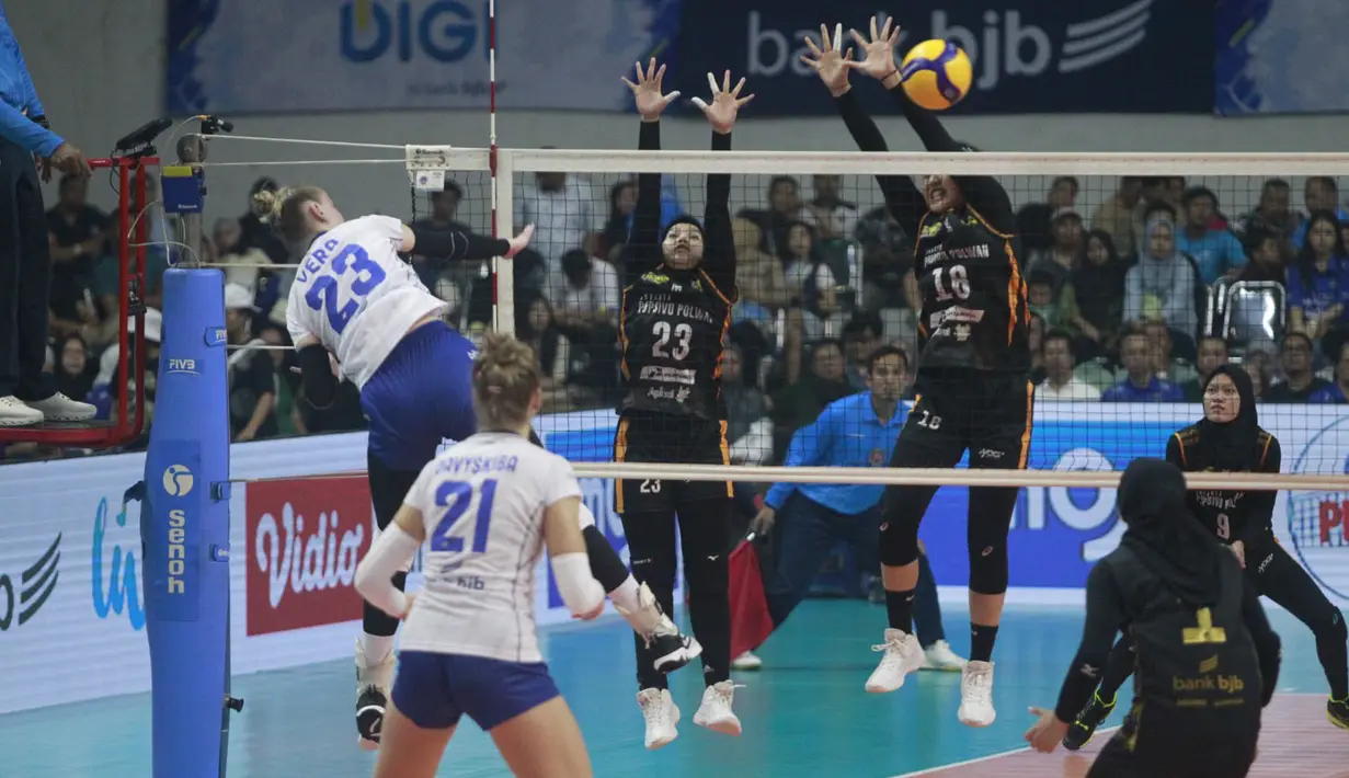 <p>Pemain Bandung BJB Tandamata, Vera Kastsiuchyk (kiri) melepaskan spike yang berusaha diblok dua pemain Jakarta Popsivo Polwan, Dian Pratiwi (tengah) dan Putri Wulansari pada laga seri kedua putaran kedua PLN Mobile Proliga 2024 di GOR Si Jalak Harupat, Kabupaten Bandung, Jumat (7/6/2024). Bandung BJB Tandamata menang 3-2 (28-26, 26-24, 18-25, 12-25 dan 15-13). (Dok. PBVSI)</p>
