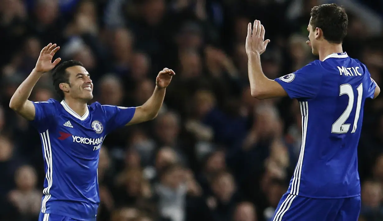 Striker Chelsea, Pedro, merayakan gol keduanya ke gawang Bournemouth. Kemenangan beruntun ke-12 ini membuat posisi Chelsea kian kokoh di puncak pimpinan Liga Inggris. (Reuters/Peter Nicholls)