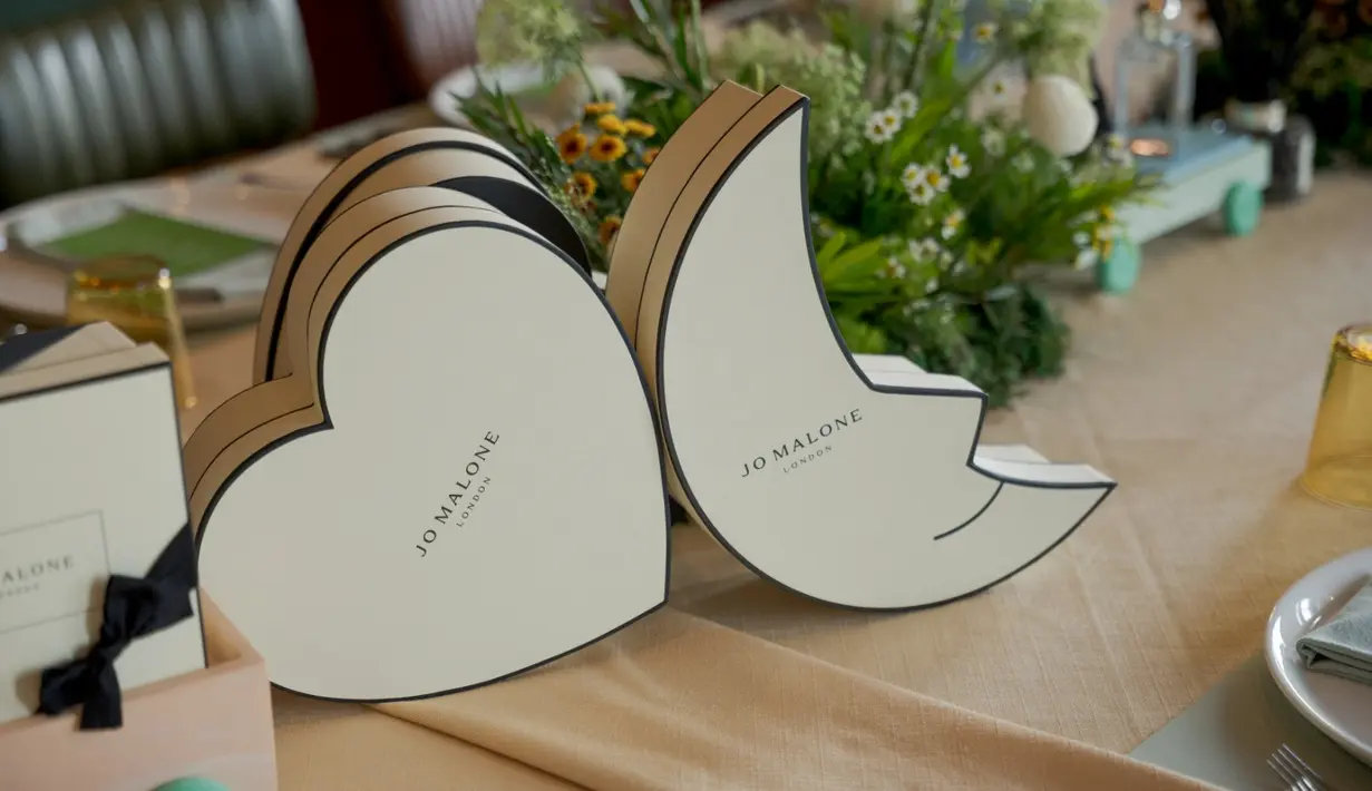 Khusus untuk edisi ini, desain gift box dibuat oleh Shona Heath, seorang set designer pemenang Oscar. Setiap kemasan hadir dengan detail artistik yang unik, menambah nilai eksklusivitas dari setiap hadiah yang diberikan. [Dok/Jo Malone London Indonesia].