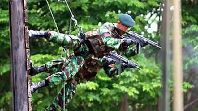 Dua prajurit Batalyon 400/Raider meluncur sambil menembak sasaran, saat melakukan simulasi penyergapan musuh, di Markas Batalyon 400/Raider, di Semarang, Selasa (17/11). (Antara)