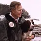 Mantan Presiden Amerika Serikat, George Bush Sr. menggendong anjingnya. (dok. George Bush Presidential Library and Museum)