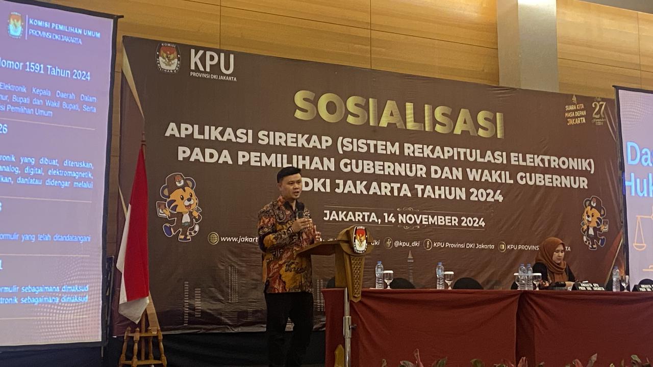 Kepala Divisi Data dan Informasi KPU Jakarta Fahmi Zikrillah saat sosialisasi Sirekap di Hotel JS Luwansa Jakarta Selatan, Kamis (14/11/2024).