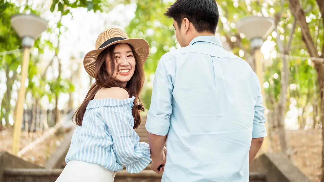 perempuan dan pasangan 25 agustus liburan
