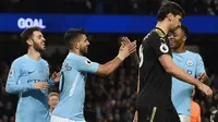 Para pemain Manchester City merayakan gol ke gawang Leicester City pada laga Premier League di Etihad, Sabtu (10/2/2018). (AFP/Paul Ellis)