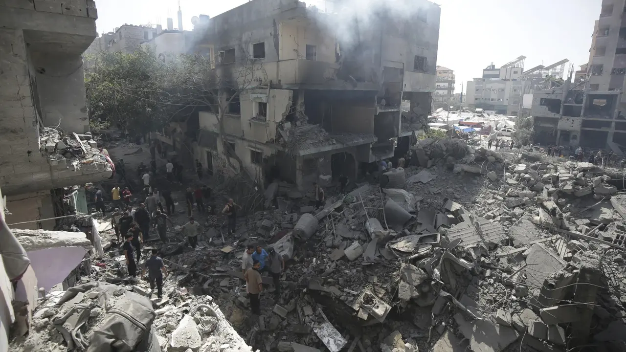 Dampak serangan Israel ke kamp pengungsi Al-Nuseirat/Nuseirat di Gaza. (AP/Jehan Alshrafi)