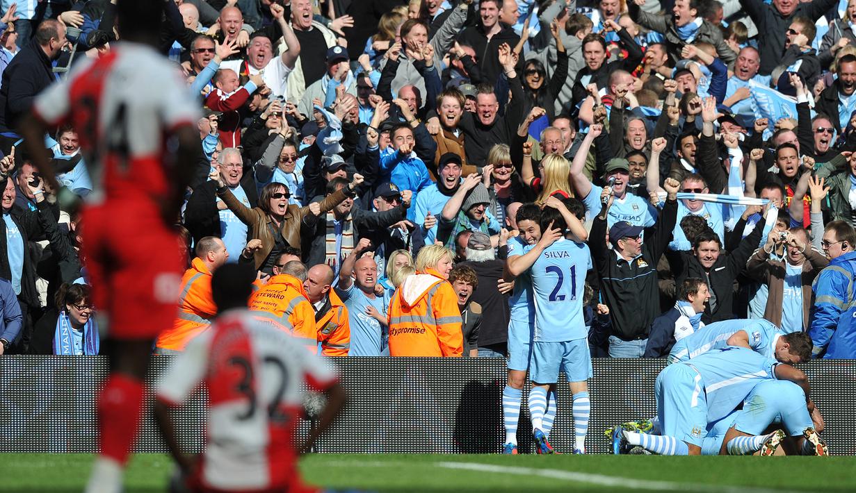 Musim 2011/2012. Dua tim yang bersaing memperebutkan gelar juara adalah Manchester City dan Manchester United. Hingga pekan ke-37, kedua tim mengoleksi poin yang sama, 86 poin, namun City unggul selisih gol. Di pekan ke-38 atau pekan terakhir, Man City memastikan juara Liga Inggris usai menang 3-2 atas QPR lewat gol penentu di masa injury time oleh Sergio Aguero. MU yang juga menang 1-0 atas Sunderland pun harus gigit jari. Man City juara Liga Inggris dengan poin yang sama dengan MU, 89, namun unggul selisih gol, 64 berbanding 56. (AFP/Paul Ellis)
