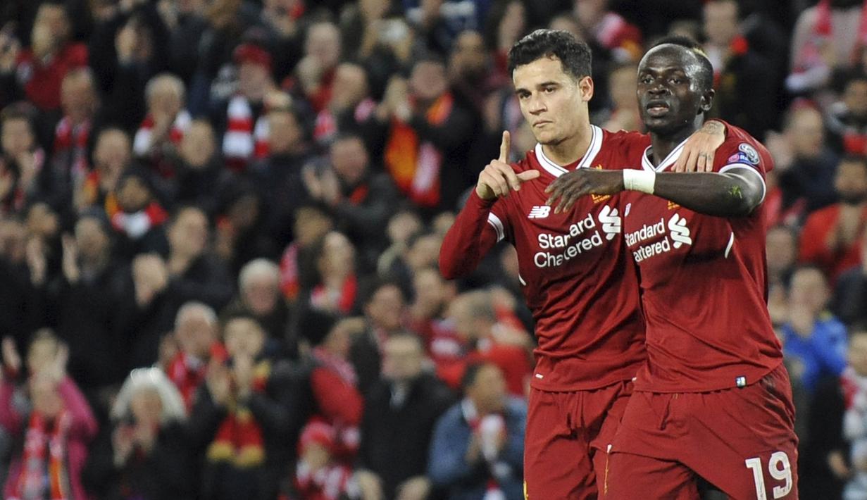 Pemain Liverpool, Philippe Coutinho, merayakan gol yang dicetak Sadio Mane ke gawang Spartak Moskow pada laga Liga Champions di Stadion Anfield, Liverpool, Rabu (6/12/2017). Liverpool menang 7-0 atas Spartak. (AP/Rui Vieira)